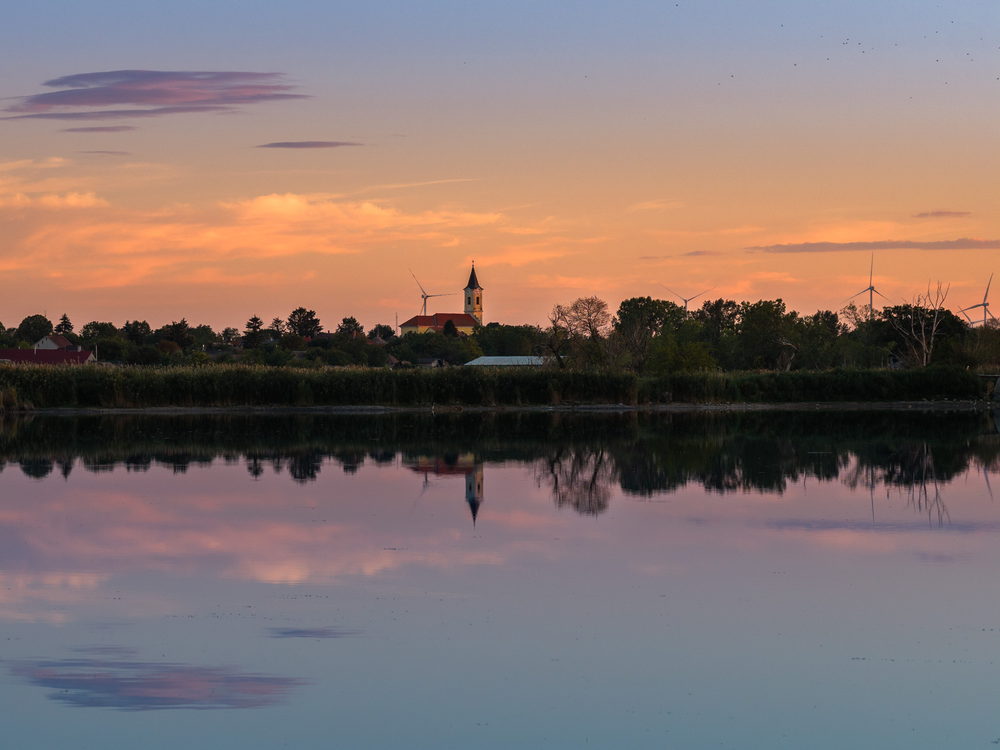 Este a vízen, a háttérben a mocsai templom